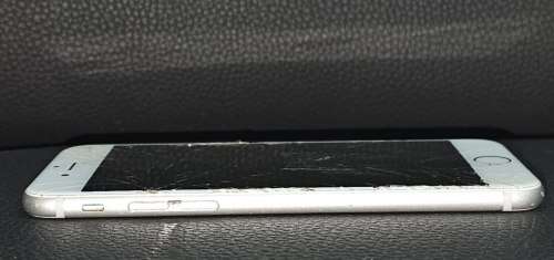iPhone 6 - 16 GB - Cracked Screen