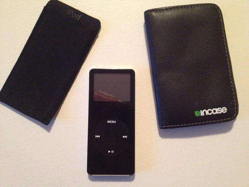 iPod Nano 2 gb - Black PLUS free Incase leather cover!