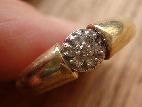 GOLD RING WITH 7 LITTLE GENUINE DIAMONDS! NO RESERVE!!!