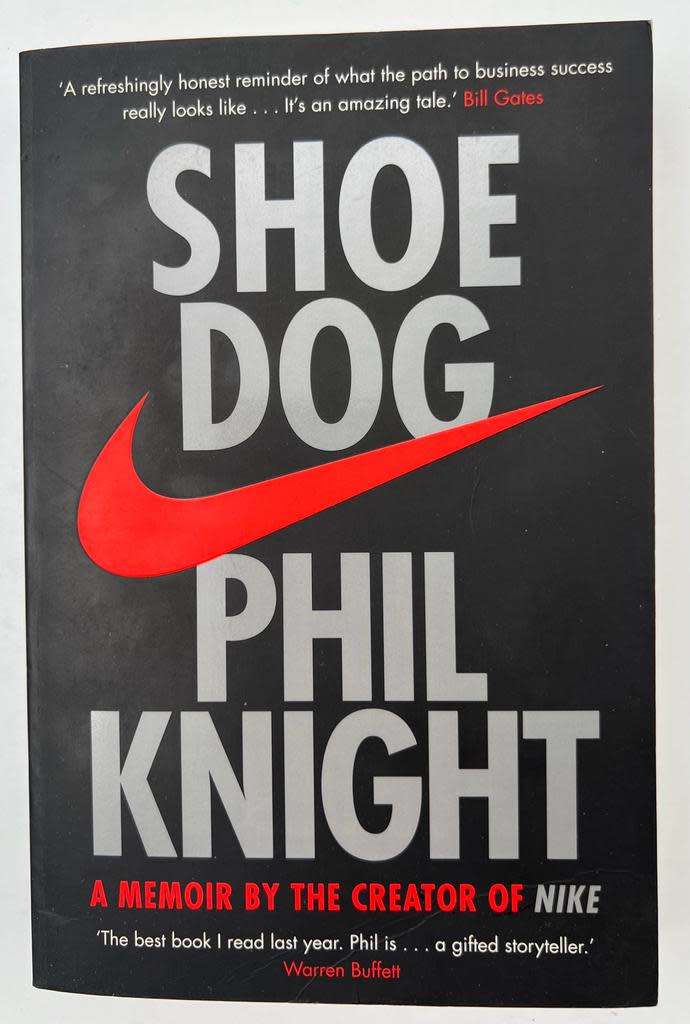 Shoe Dog - A Memoir by the Creator of NIKE (Paperback) Phil Knight