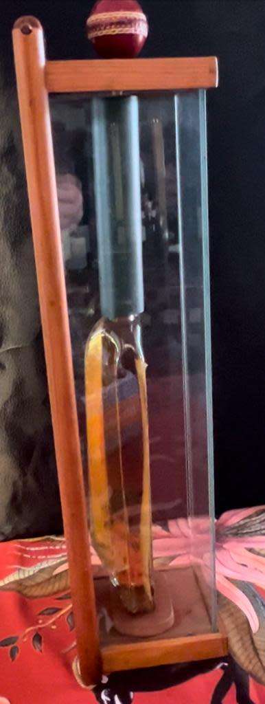 LIMITED EDITION Nr 138/274 BELLS WHISKY CRICKET BAT SHAPED BOTTLE 750ML Graeme Pollock