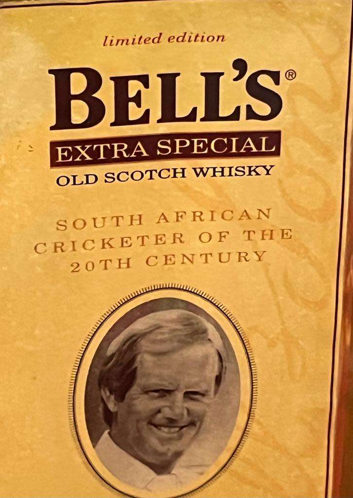 LIMITED EDITION Nr 138/274 BELLS WHISKY CRICKET BAT SHAPED BOTTLE 750ML Graeme Pollock