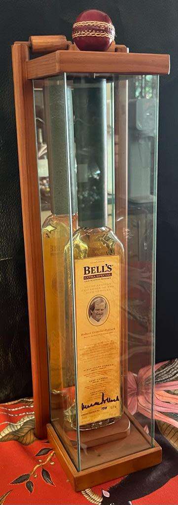 LIMITED EDITION Nr 138/274 BELLS WHISKY CRICKET BAT SHAPED BOTTLE 750ML Graeme Pollock