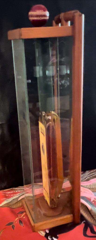 LIMITED EDITION Nr 138/274 BELLS WHISKY CRICKET BAT SHAPED BOTTLE 750ML Graeme Pollock
