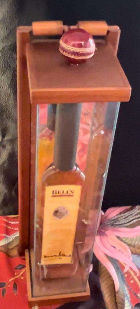 LIMITED EDITION Nr 138/274 BELLS WHISKY CRICKET BAT SHAPED BOTTLE 750ML Graeme Pollock
