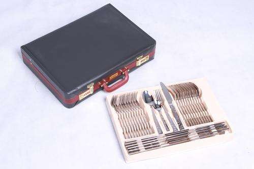 Worth Of R2499 ***Brand new ****  72-Piece 18/10 Stainless Steel Cutlery Set in Brief Case ****