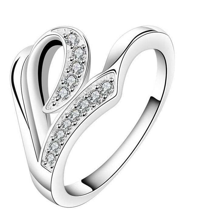 **13 Simulated diamonds set in sterling silver 925 ring*