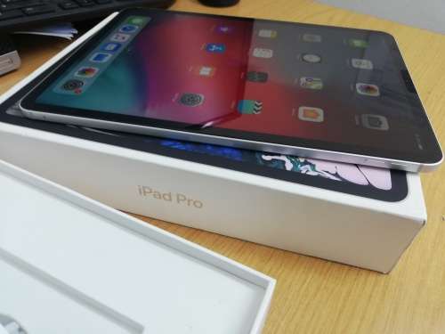 Apple iPad Pro 11-inch (2018) A1934  SILVER Wi-Fi + Cellular AU Model
