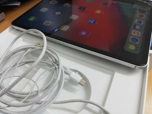 Apple iPad Pro 11-inch (2018) A1934  SILVER Wi-Fi + Cellular AU Model