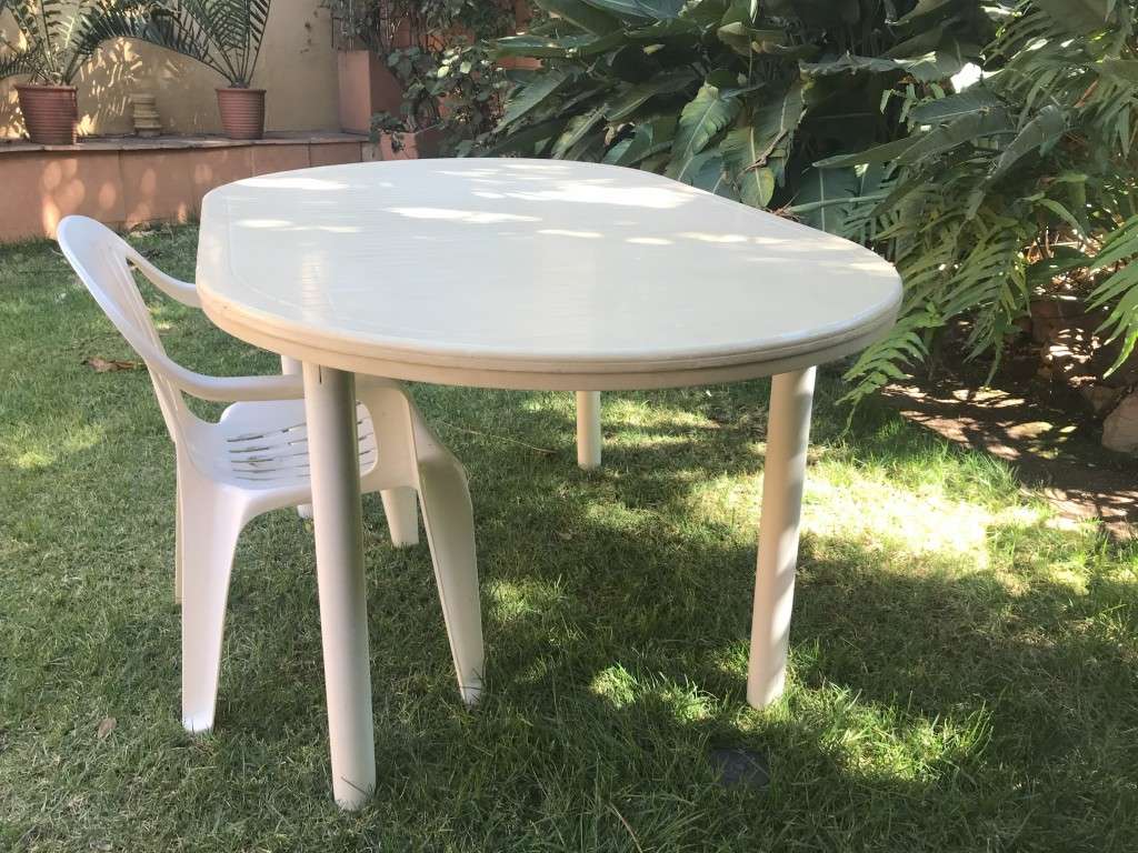 Plastic Patio Table & 6 Chairs