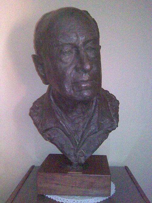 BUST 1977 THYS JACOBZ BY LAURA