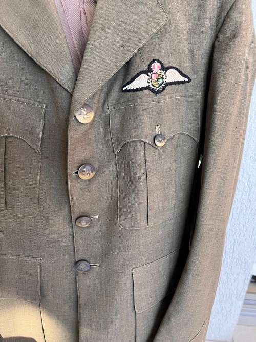 SAAF WW2 PILOT OFFICER TUNIC COMPLETE WITH WINGS, PIPS, FLASHES, COLLAR INSIGNIA AND BUTTONS.