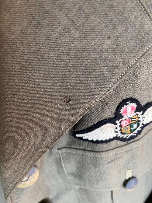 SAAF WW2 PILOT OFFICER TUNIC COMPLETE WITH WINGS, PIPS, FLASHES, COLLAR INSIGNIA AND BUTTONS.