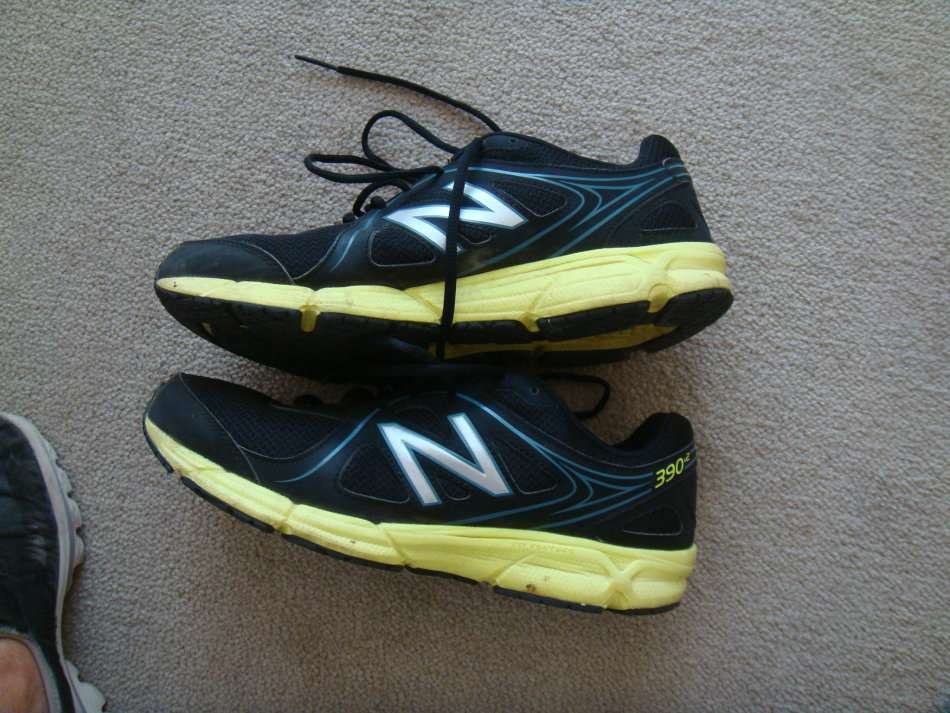 NEW BALANCE - RUNNING SHOES - BLACK -   SIZE 9 -  USED - AS NEW
