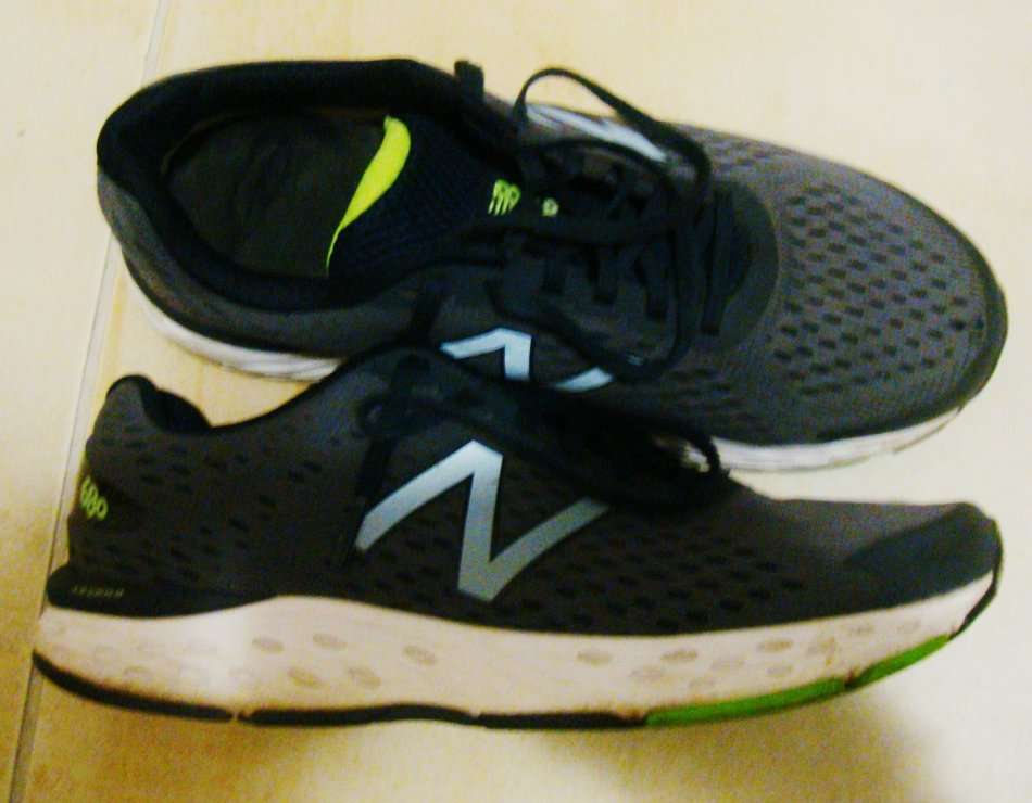 NEW BALANCE - RUNNING SHOES - NAVY -   SIZE 9 -  USED  - AS NEW
