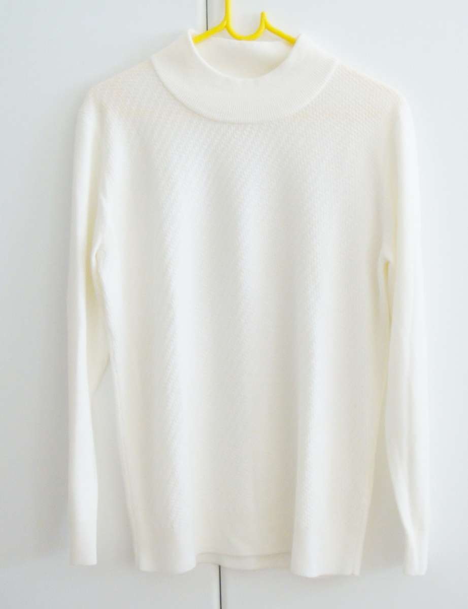 Ladies   Jersey  -   Size  medium -   Beautiful  White  - Unwanted gift -  NEVER WORN