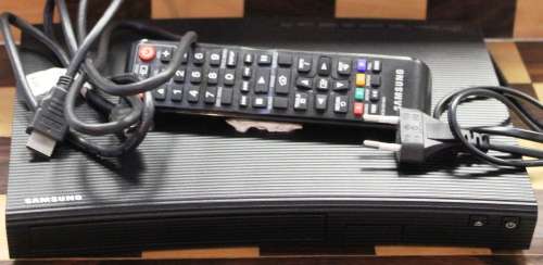 Samsung bd-j5500 Blu-Ray player + remote