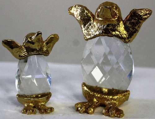 Glass-ball mom and chick Penguin figure