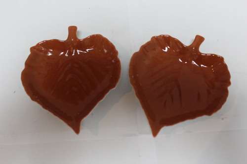 Small leaf shaped dishes to hold salt & pepper