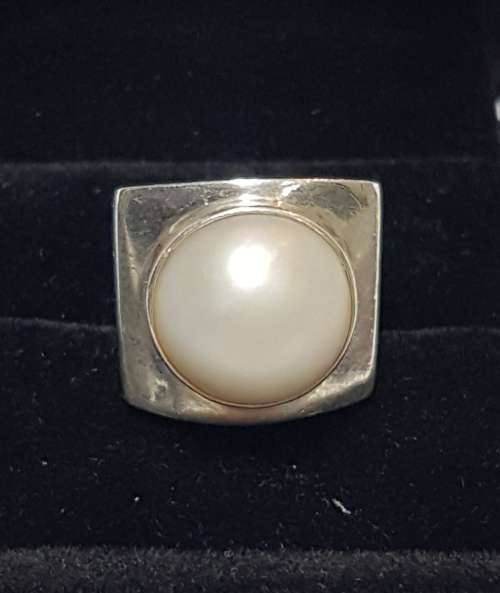 Sterling silver ring with a pearl