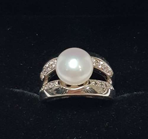 Sterling silver ring with a pearl and small zirconias