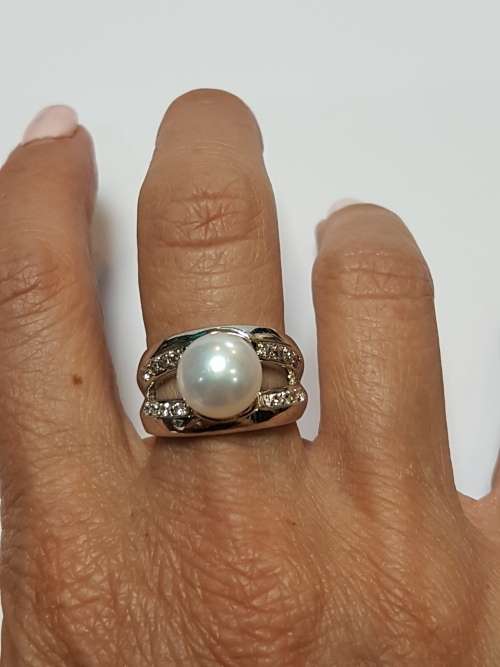 Sterling silver ring with a pearl and small zirconias
