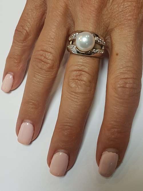 Sterling silver ring with a pearl and small zirconias