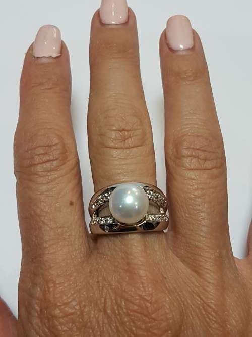 Sterling silver ring with a pearl and small zirconias