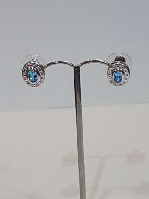 9ct White gold Aquamarine and diamond earring and pendant set (no chain)