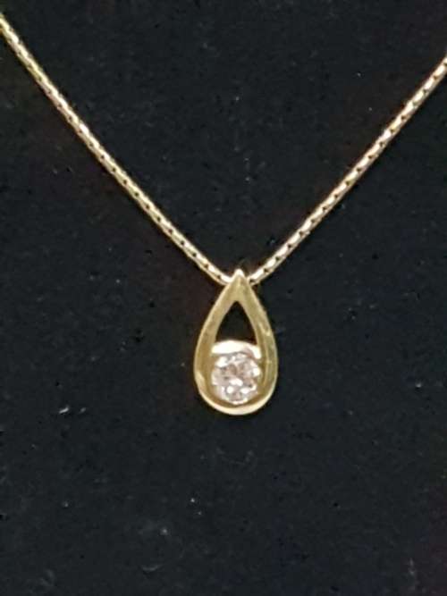 14ct Yellow gold chain with a diamond pendant