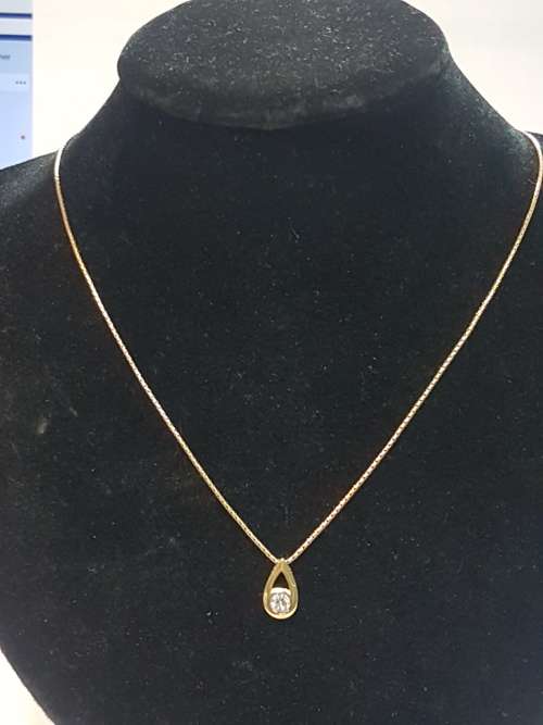14ct Yellow gold chain with a diamond pendant