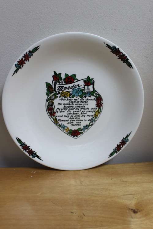 A decorative plate with a dedication written in Afrikaans to a Mother