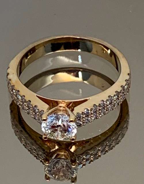 9ct (3.1grams) Yellow Gold Ring with 0.60ct Round Brillant K SI1 with smalls - GIA certificate