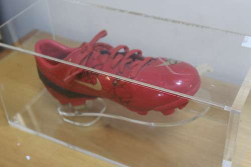 Collectable Nike Mercuirial autographed by Spain soccer boot size 3 mounted in a perspex box