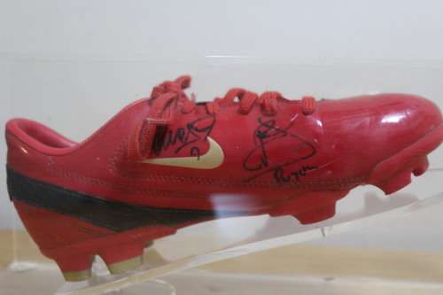 Collectable Nike Mercuirial autographed by Spain soccer boot size 3 mounted in a perspex box