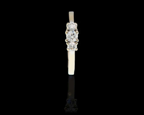18ct (3.3grams) White Gold 1 x 0.20ct Round Brillant Diamond and 2 x 0.10ct Diamonds on either side