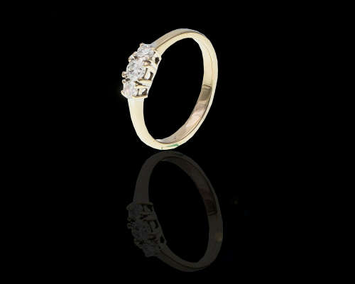 18ct (3.3grams) White Gold 1 x 0.20ct Round Brillant Diamond and 2 x 0.10ct Diamonds on either side