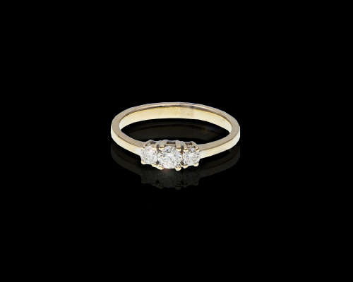 18ct (3.3grams) White Gold 1 x 0.20ct Round Brillant Diamond and 2 x 0.10ct Diamonds on either side