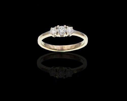 18ct (3.3grams) White Gold 1 x 0.20ct Round Brillant Diamond and 2 x 0.10ct Diamonds on either side