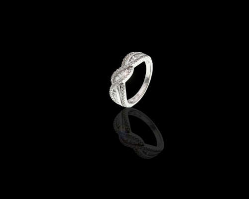 5.2 grams 18 carat White Gold and Diamond Entwined Half Eternity Ring