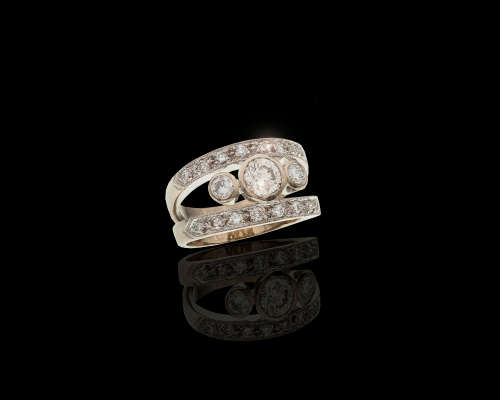 9.7 grams 18 carat White Gold Diamond Engagement Ring set
