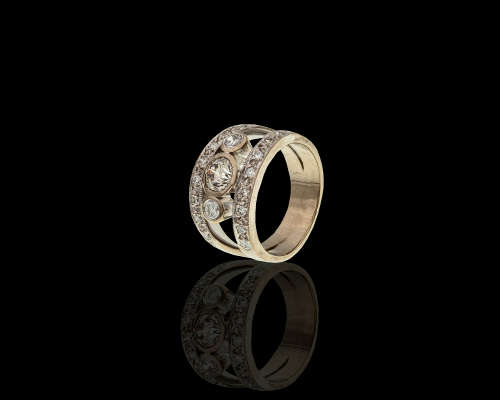 9.7 grams 18 carat White Gold Diamond Engagement Ring set