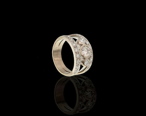 9.7 grams 18 carat White Gold Diamond Engagement Ring set