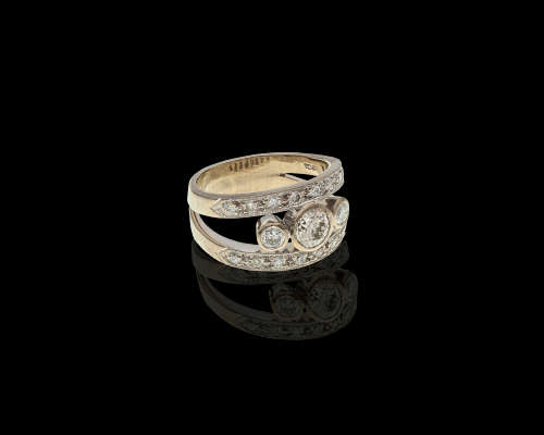 9.7 grams 18 carat White Gold Diamond Engagement Ring set