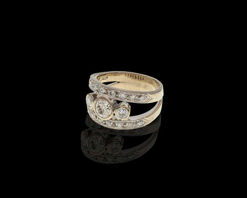 9.7 grams 18 carat White Gold Diamond Engagement Ring set