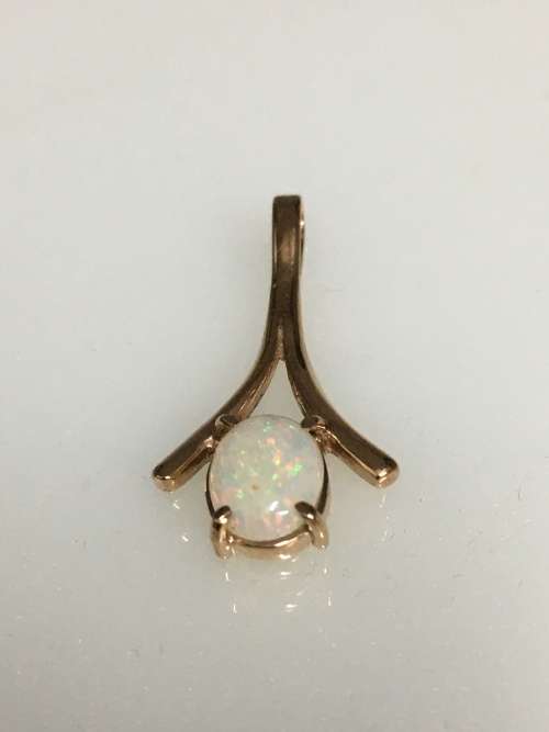 1.5 grams 9 carat Yellow Gold and Opal Pendant
