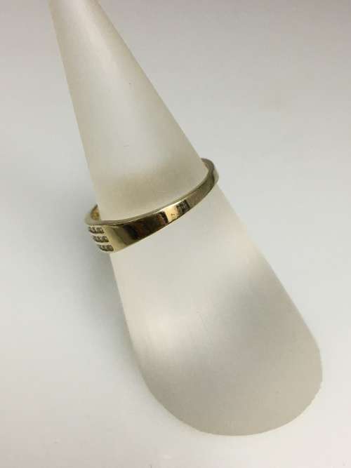 1.9 grams 9 carat Yellow Gold Cubic Zircionia Ring