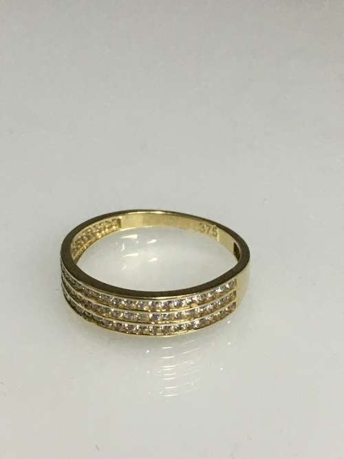 1.9 grams 9 carat Yellow Gold Cubic Zircionia Ring