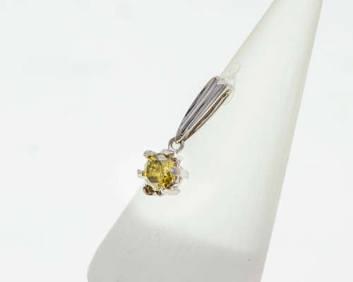 1.8gr , 18ct White Gold 0.95ct Round Brillant Fancy Yellow Diamond Pendant