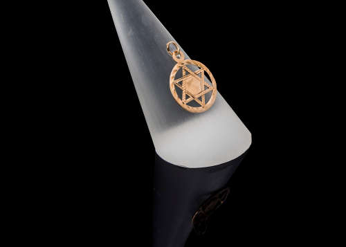 0.7 grams 9 carat Yellow Gold Star of David Pendant